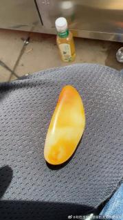 新疆和田玉籽料原石 22.1克 真皮真色 黄皮白肉 料子很亮气 底子过灯