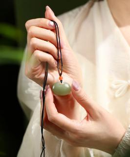 一块"烂石头",竟开出和田玉之王