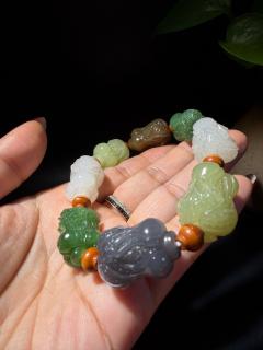 和田玉多宝手串"白菜"谐音"百财"这串多宝手串的寓意更为丰富 多色齐