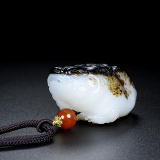 旧藏,明清籽料黑皮和田玉金蟾手把件尺寸6.1*4.2*3.1厘米,重108.3克