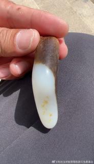 新疆和田玉籽料原石,真皮真色,81克聚黑皮,白度一级白,无修型特色籽