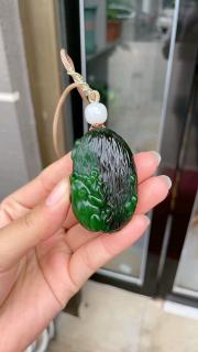 和田玉碧玉聚红皮老料呱呱来财挂件,油性好～精工巧雕,构思精绝
